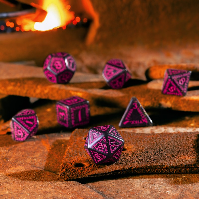 Set Dadi Runici - Nero Brillantinato, Magenta